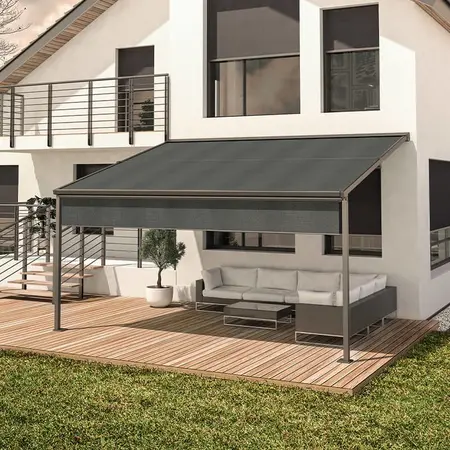 Moderne Terrassenüberdachung mit Markise und Gartenmöbeln auf Holzterrasse am Haus.