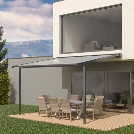 Moderne Terrassenüberdachung aus Glas an einem Einfamilienhaus mit Garten und Sitzgruppe.