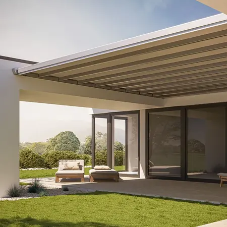Moderne Terrasse mit Pergola und Lounge-Möbeln vor einem Haus mit großen Glasfronten.