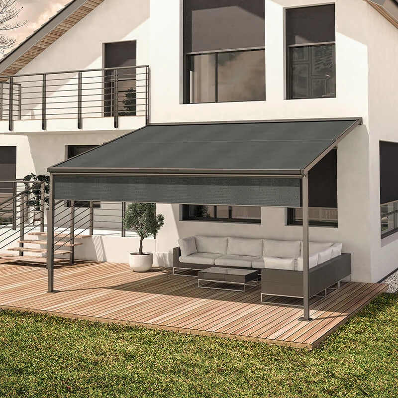 Moderne Terrassenüberdachung mit Markise und Lounge auf Holzterrasse vor Einfamilienhaus.