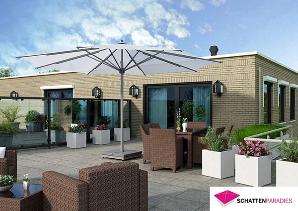 Moderne Dachterrasse mit großem Sonnenschirm, Rattanmöbeln und Pflanzkübeln.